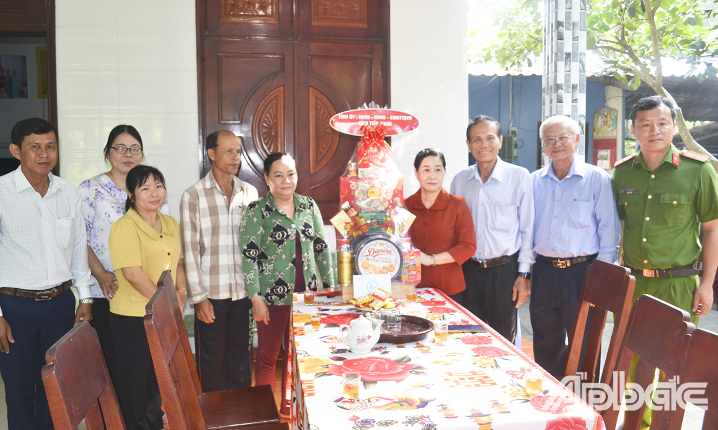 Đồng chí Châu Thị Mỹ Phương, Chủ tịch HĐND tỉnh Tiền Giang ân cần hỏi thăn hỏi thăm và tặng quà gia đình Mẹ Việt Nam Anh hùng Lê Thị Lan (đại diện gia đình nhận quà).
