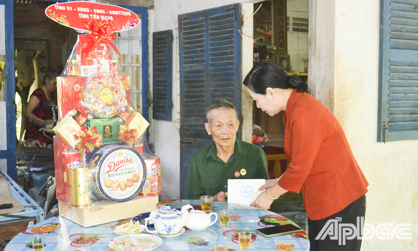 Đồng chí Châu Thị Mỹ Phương ân cần hỏi thăm sức khỏe và tặng quà gia đình ông Nguyễn Văn Thất, thương binh.