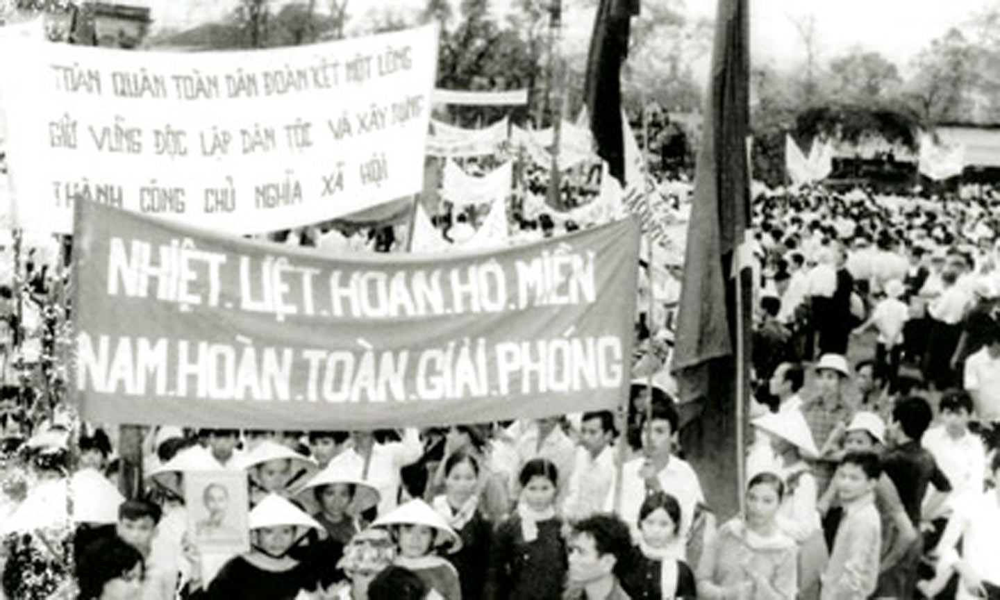 Nhân dân chào ngày giải phóng miền Nam.                                                                                                                                  Ảnh: Trần Nhã