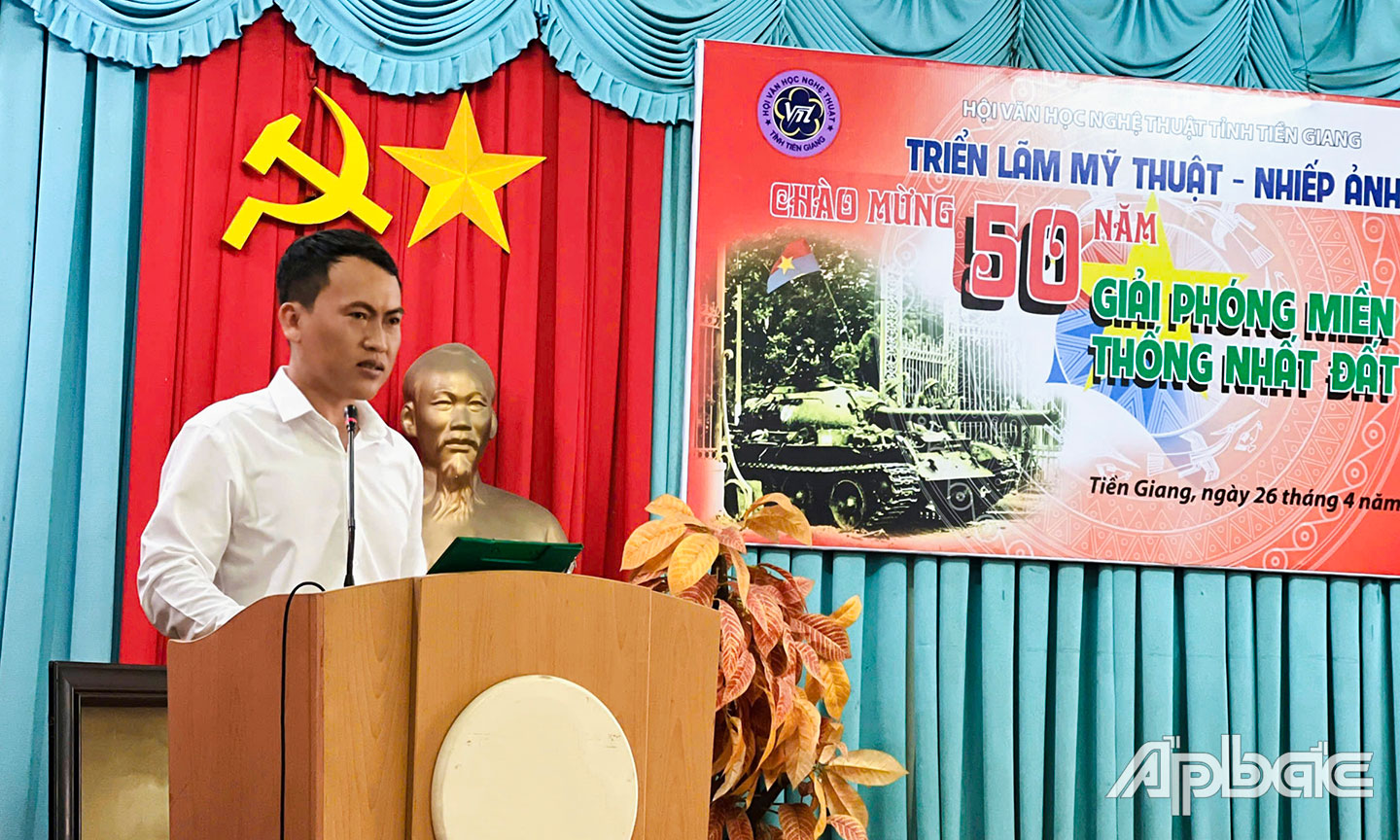 Nhà thơ Trương Trọng Nghĩa, Chủ tịch Hội VHNT tỉnh phát biểu khai mạc triển lãm