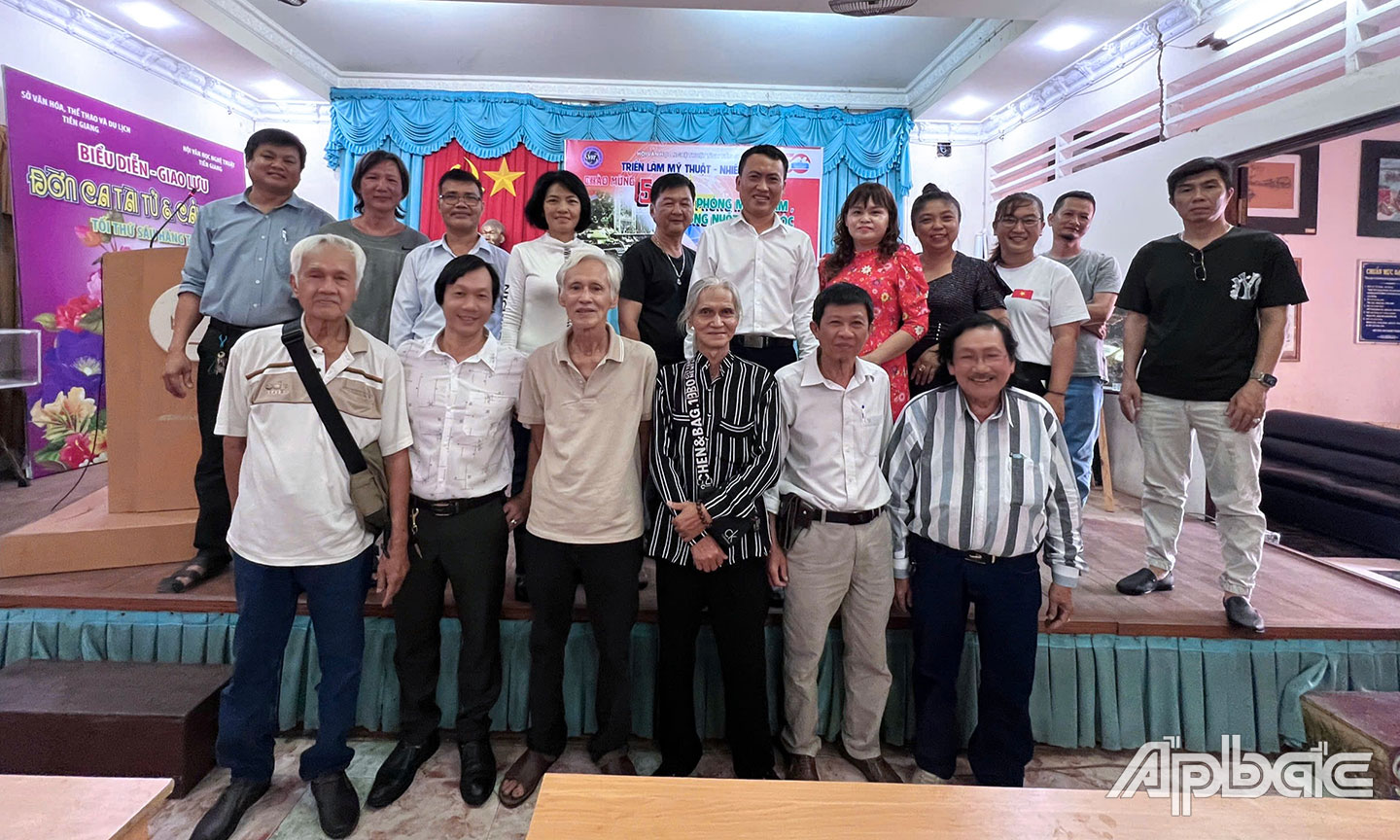 Các văn nghệ sĩ chụp ảnh lưu niệm tại triển lãm