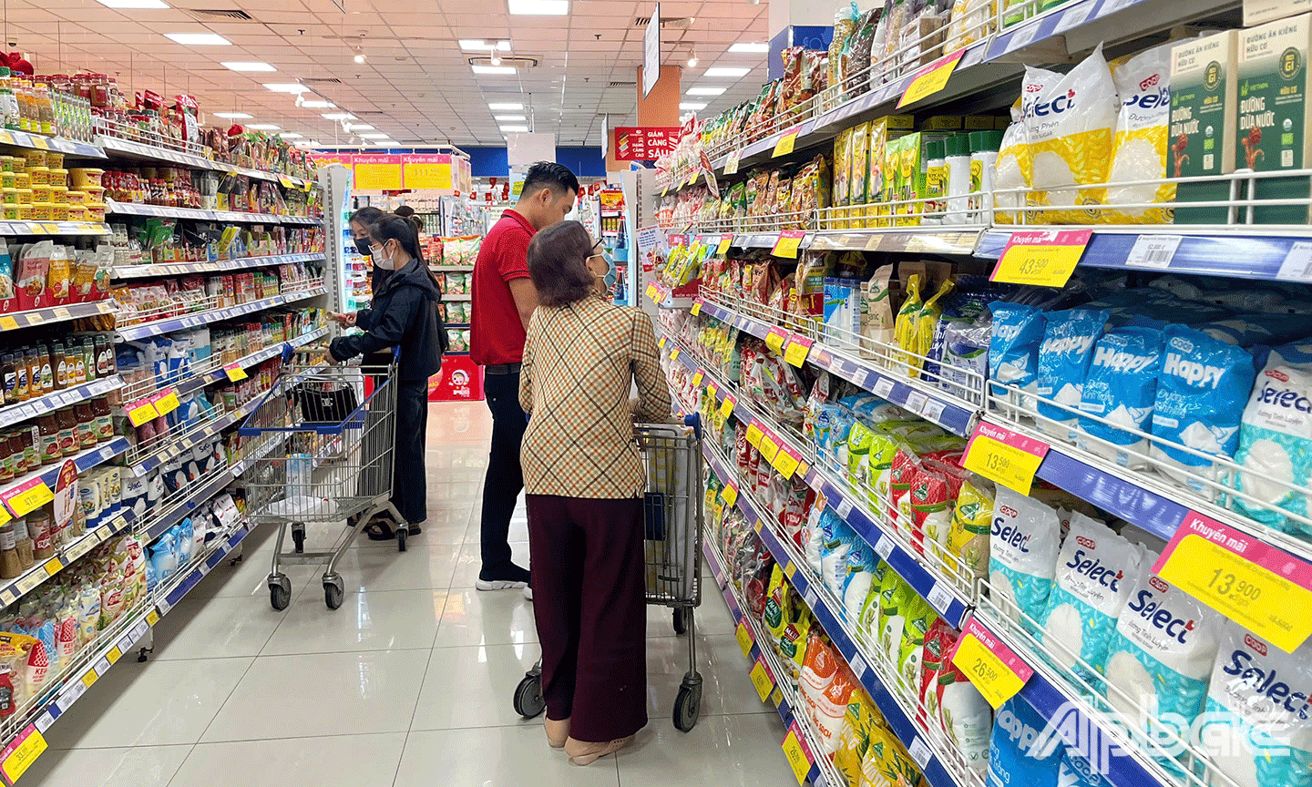 Khách hàng mua sắm tại Co.opmart Mỹ Tho trước kỳ nghỉ lễ 30-4 và 1-5