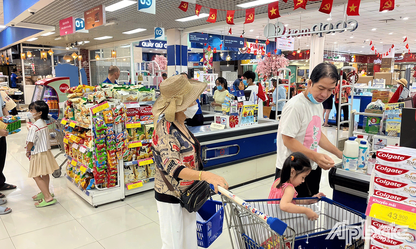 Nhiều khách hàng tranh thủ mua sắm, khi siêu thị đang có nhiều chương trình khuyến mãi dịp lễ