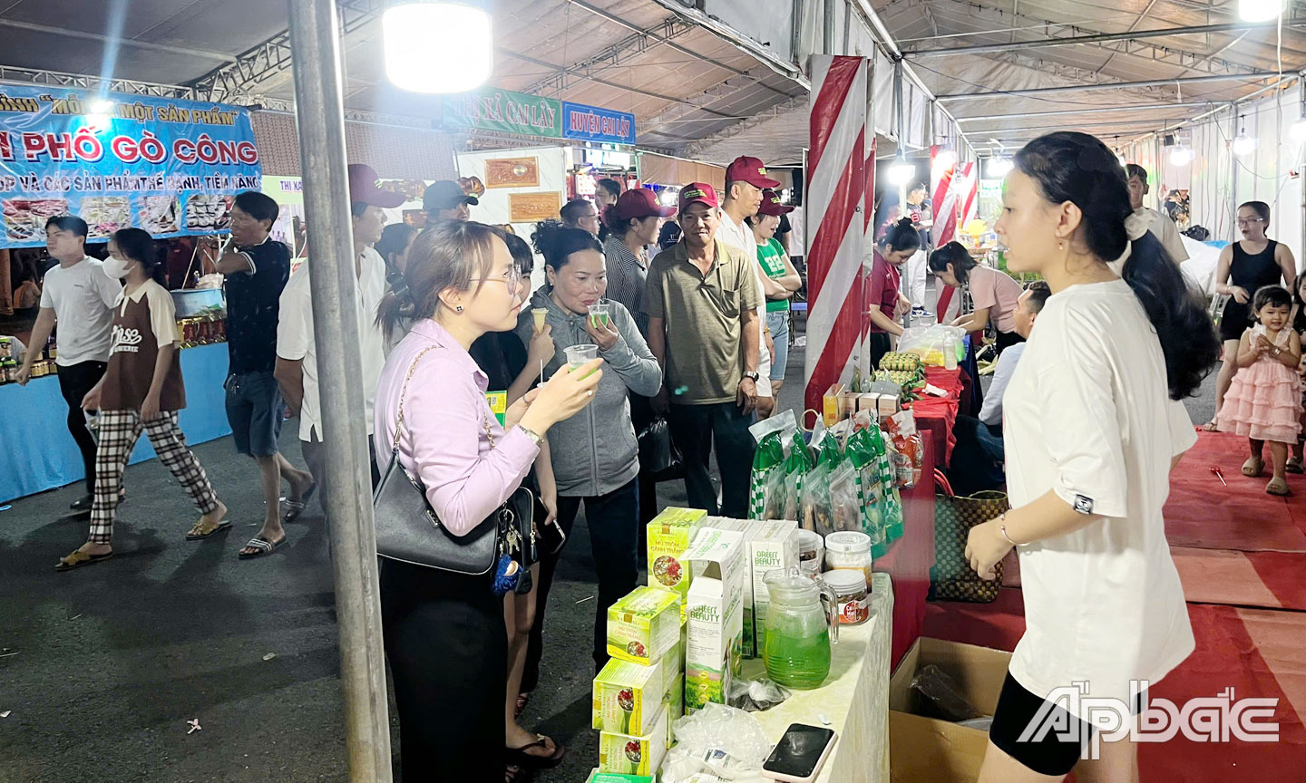 Người dân tham quan, mua sắm tại hội chợ.