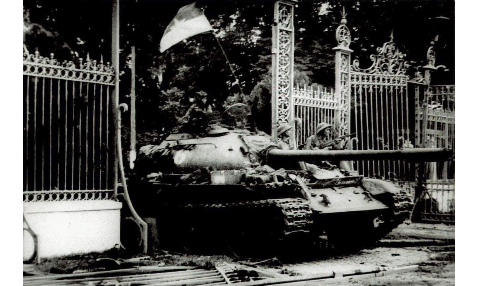 Bức ảnh nhà báo Trần Mai Hưởng chụp xe tăng 846 tiến vào Dinh Độc Lập ngày 30/4/1975.