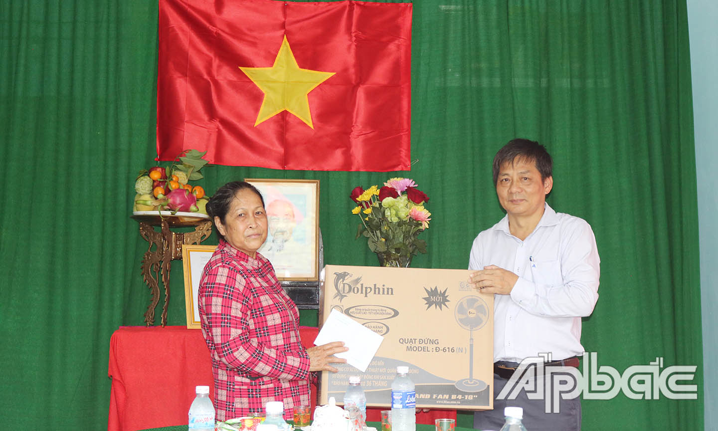 Ban Nội chính Tỉnh ủy tặng quà cho gia đình.