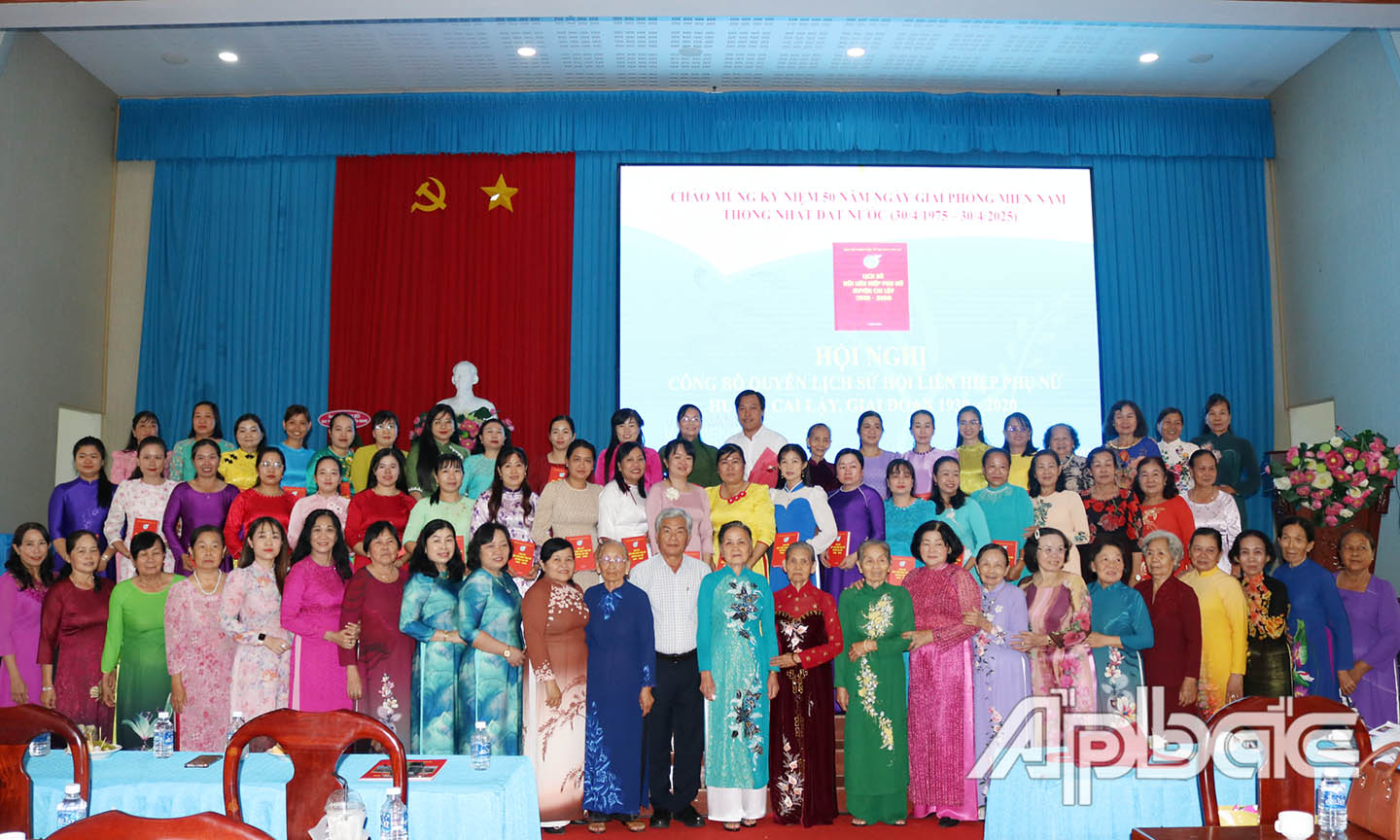Tặng sách cho đại biểu tham dự