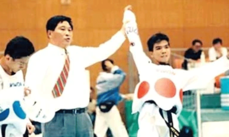 Võ sỹ Trần Quang Hạ (phải) đã có HCV tại ASIAD năm 1994. Ảnh: TTVN 