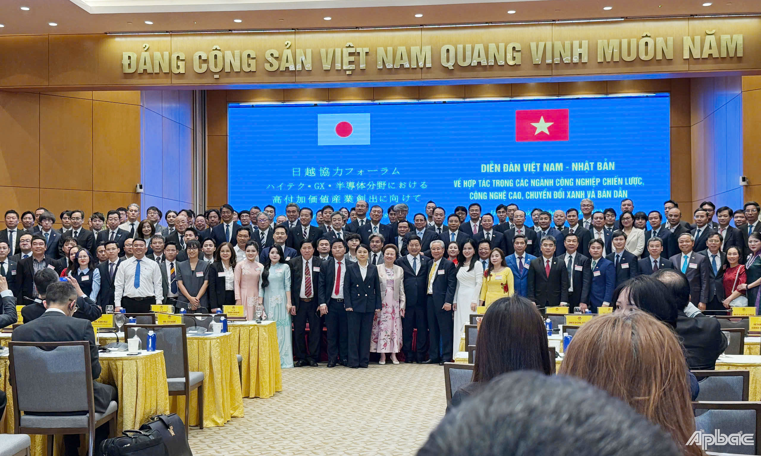 Các đại biểu chụp hình lưu niệm tại diễn đàn.