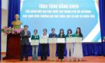 Sáu sinh viên nhường chỗ ngồi cho các cựu chiến binh trong đại lễ 30-4 được tặng bằng khen