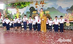 Tặng 50 suất học bổng cho học sinh có hoàn cảnh khó khăn