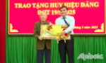 Đồng chí Nguyễn Văn Mười trao Huy hiệu Đảng tại xã Long Khánh