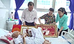 Bí thư Thị ủy Cai Lậy Phan Phùng Phú trao Huy hiệu Đảng cho đảng viên đợt 19-5