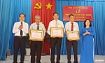 TP. Gò Công và huyện Tân Phú Đông: Trao Huy hiệu Đảng đợt 19-5