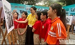 Giới trẻ thích thú với triển lãm ảnh và ấn phẩm đặc biệt kỷ niệm 135 năm Ngày sinh Chủ tịch Hồ Chí Minh
