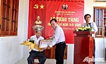 Đồng chí Nguyễn Ngọc Trầm trao Huy hiệu 65 năm tuổi Đảng cho đảng viên tại huyện Gò Công Đông