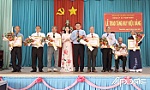 Đồng chí Đỗ Tấn Hùng trao Huy hiệu Đảng tại Đảng bộ xã Thanh Bình