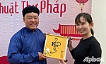 Chàng trai trẻ giữ hồn thư pháp