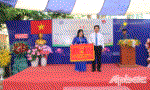 Trung tâm Giáo dục thường xuyên tỉnh Tiền Giang đón nhận Cờ thi đua của UBND tỉnh