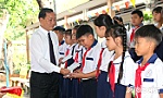 Chủ tịch UBND tỉnh Tiền Giang Nguyễn Văn Vĩnh dự tổng kết năm học 2024 - 2025 tại Trường Tiểu học Đăng Hưng Phước