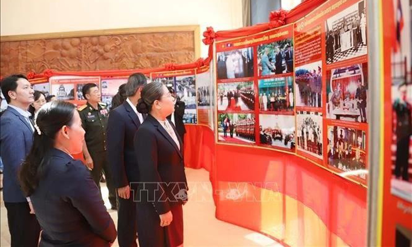 Vientiane photo exhibition celebrates Vietnam's April 30 victory anniversary
