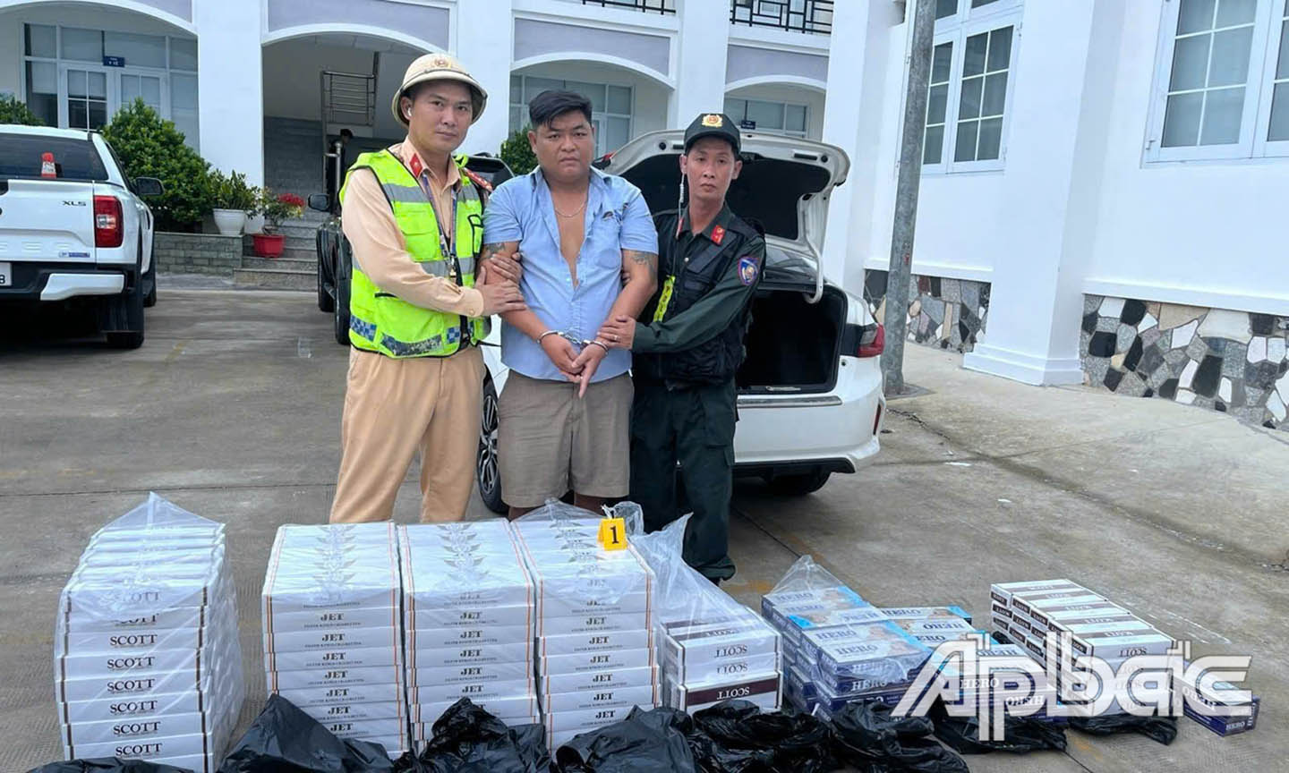 Phát hiện tạm giữ ô tô vận chuyển gần 3.000 bao thuốc lá lậu