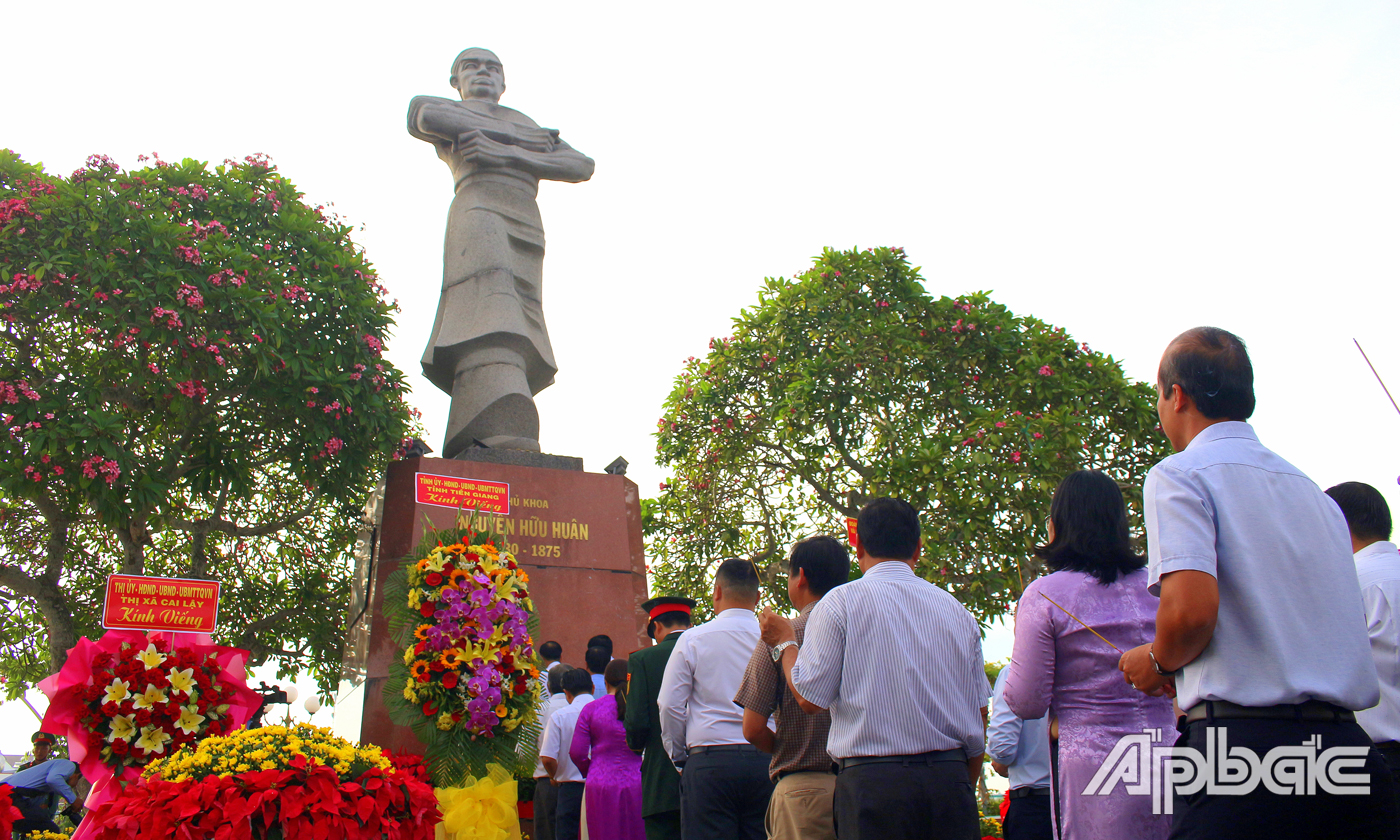 Tiền Giang: Viếng, đặt tràng hoa và dâng hương tưởng niệm 150 năm Ngày Anh hùng dân tộc Thủ khoa Nguyễn Hữu Huân hy sinh