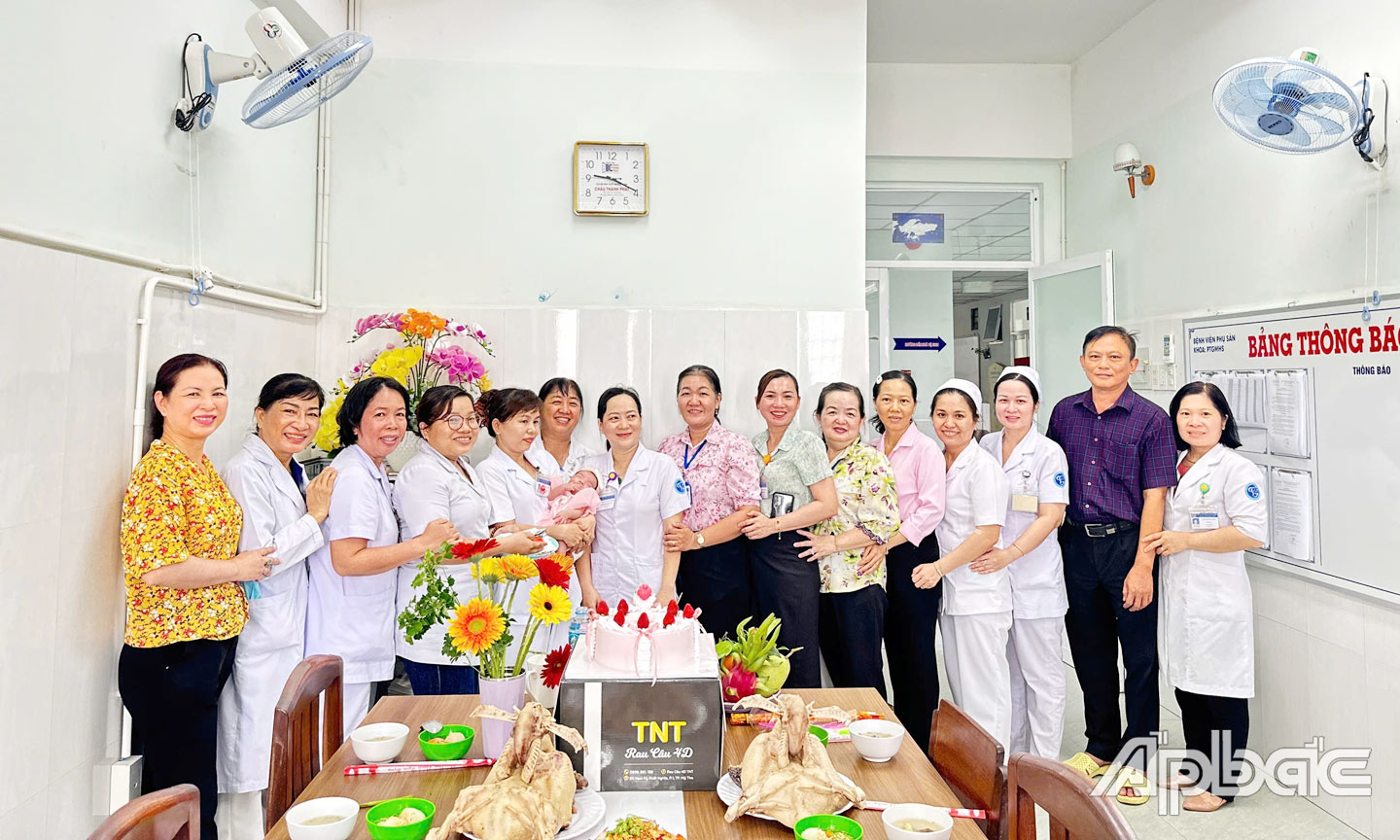 Nghĩa cử đẹp của các y, bác sĩ Bệnh viện Phụ sản Tiền Giang