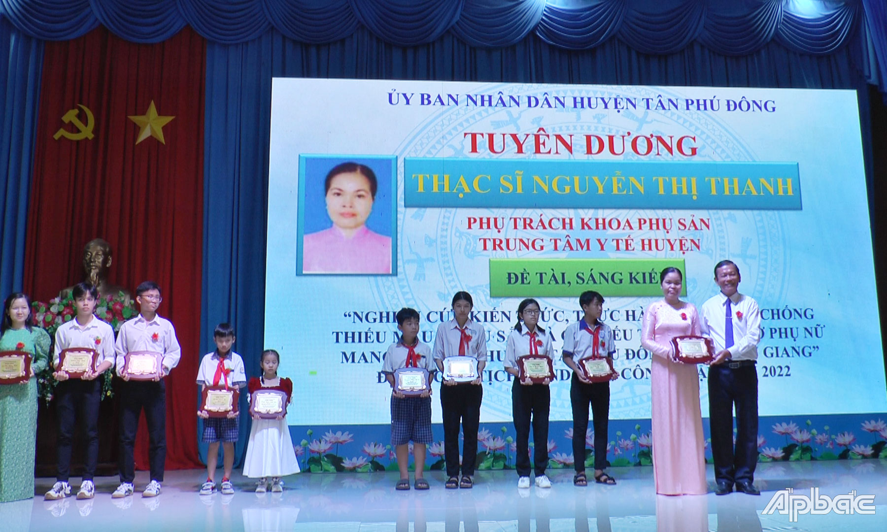 Nữ nhân viên y tế tận tụy với công việc
