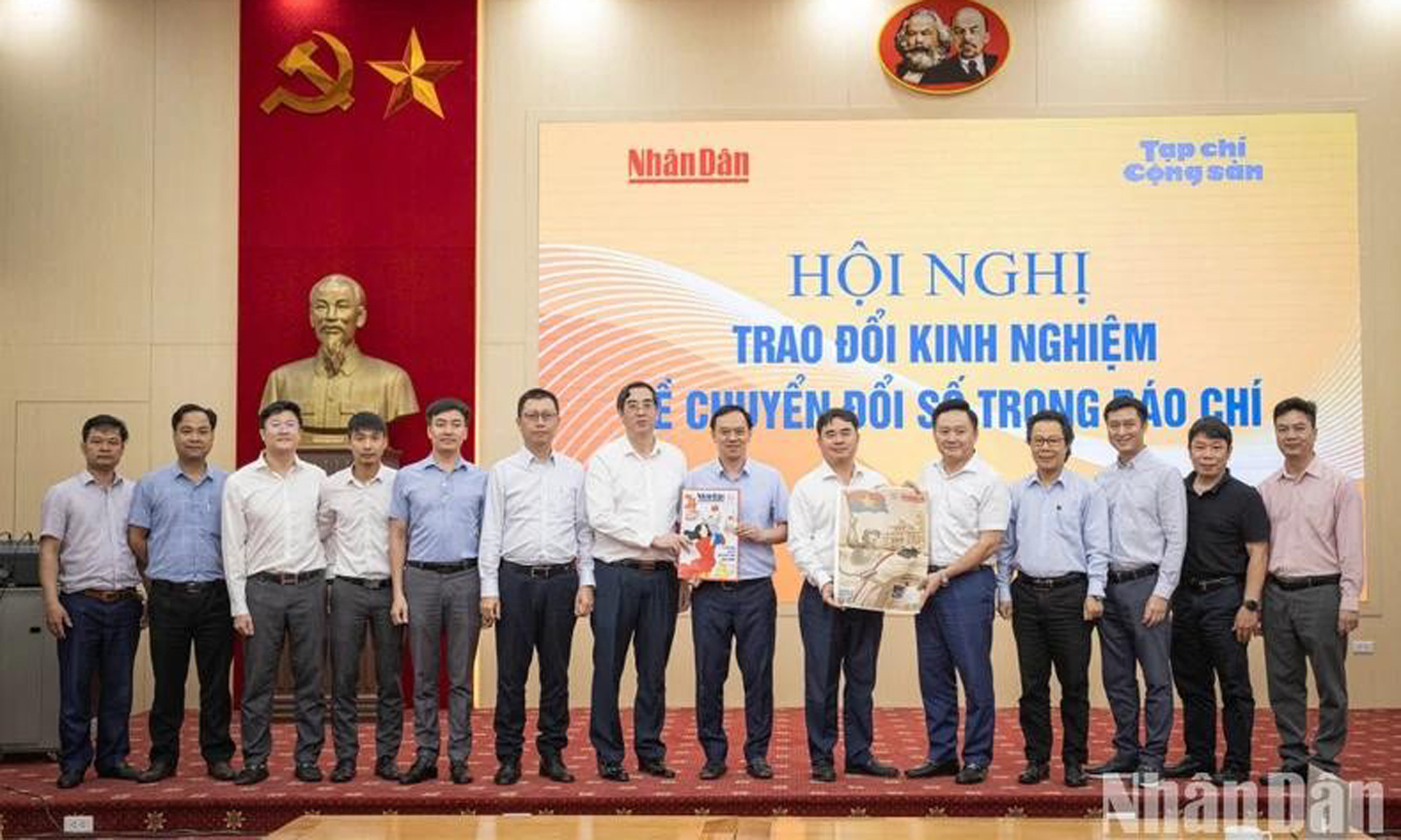 Nhan Dan Newspaper and Communist Review share experience in digital transformation of journalism