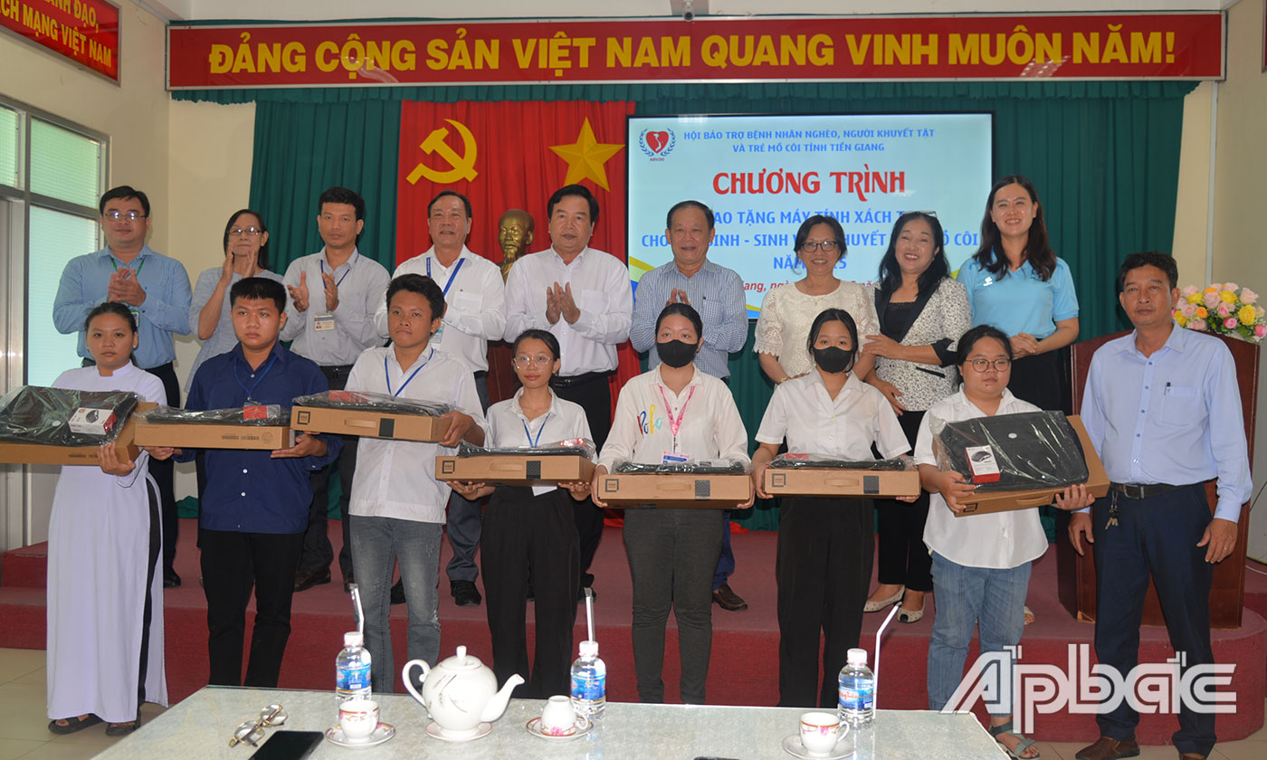 Trao tặng máy tính xách tay cho học sinh, sinh viên khuyết tật, mồ côi