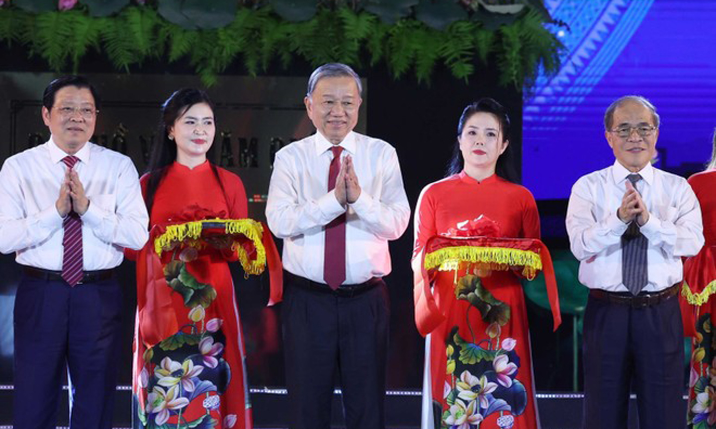 Party chief attends opening of National Sen Village Festival 2025