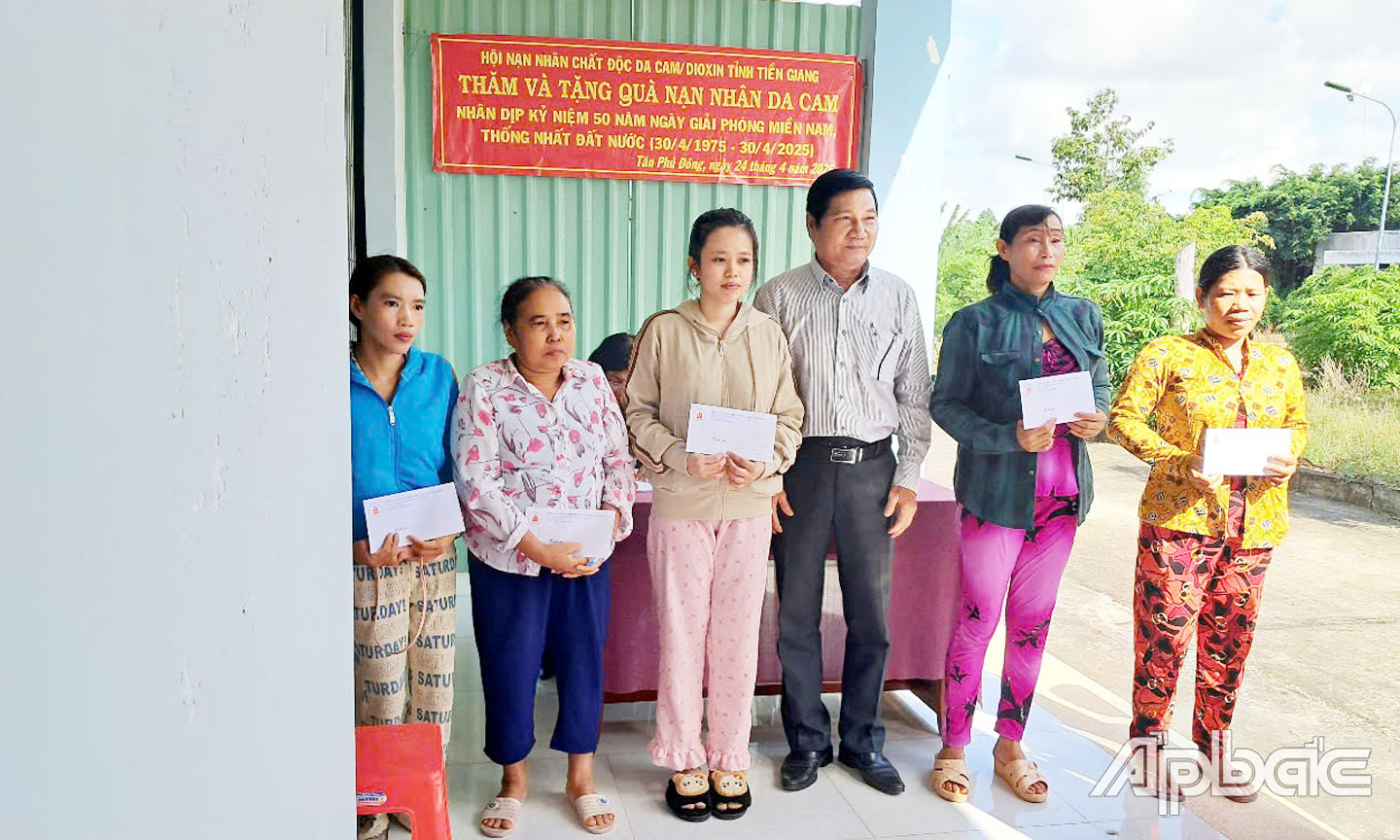 Thường xuyên gắn bó, giúp đỡ nạn nhân da cam