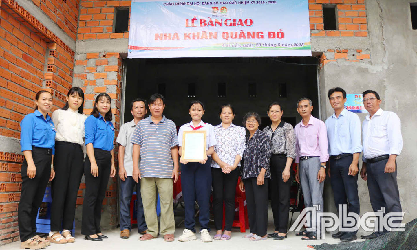 Bàn giao nhà Khăn quàng đỏ cho em Nguyễn Thụy Cẩm Tú