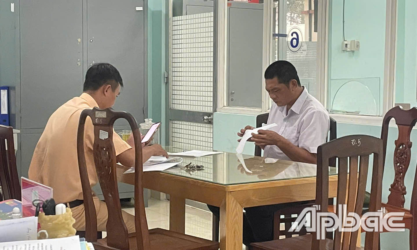 Xử lý nghiêm tài xế lấn làn xe máy trên cầu Rạch Miễu