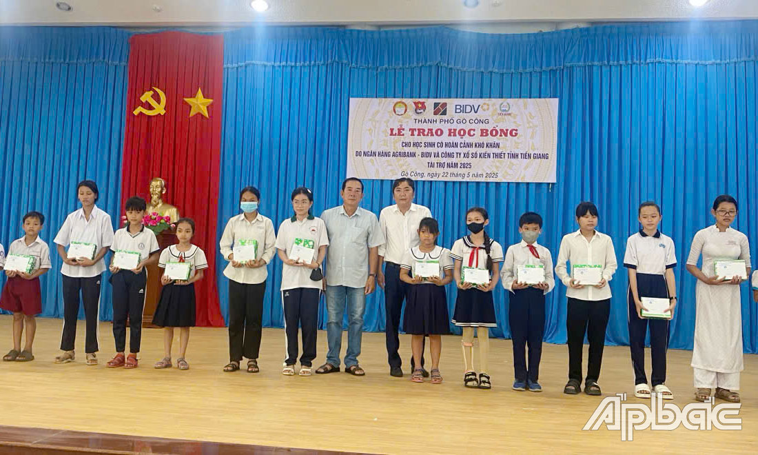 TP. Gò Công: Trao 70 phần học bổng cho học sinh có hoàn cảnh khó khăn