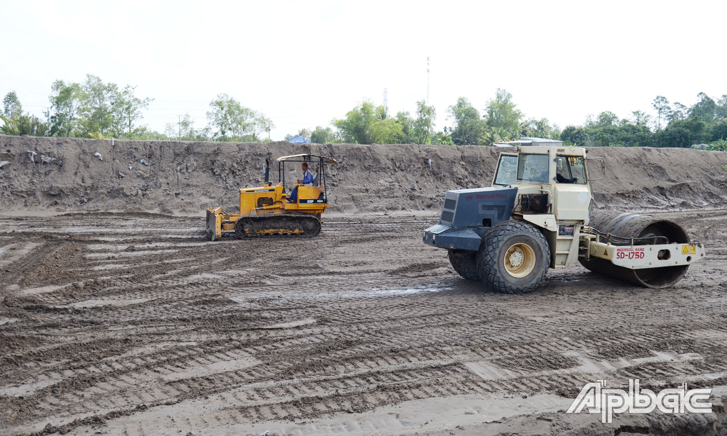Các nhà thầu đang tập trung gia tải, xử lý nền đất yếu.