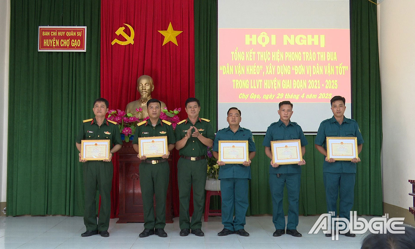 Khen thưởng các tập thể, cá nhân.