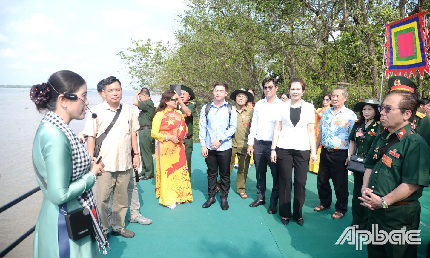 Đoàn khảo sát chương trình du lịch đường sông tham quan Khu di tích chiến thắng lịch sử Rạch Gầm - Xoài Mút,  xã Kim Sơn, huyện Châu Thành).                                                                                                                                                            