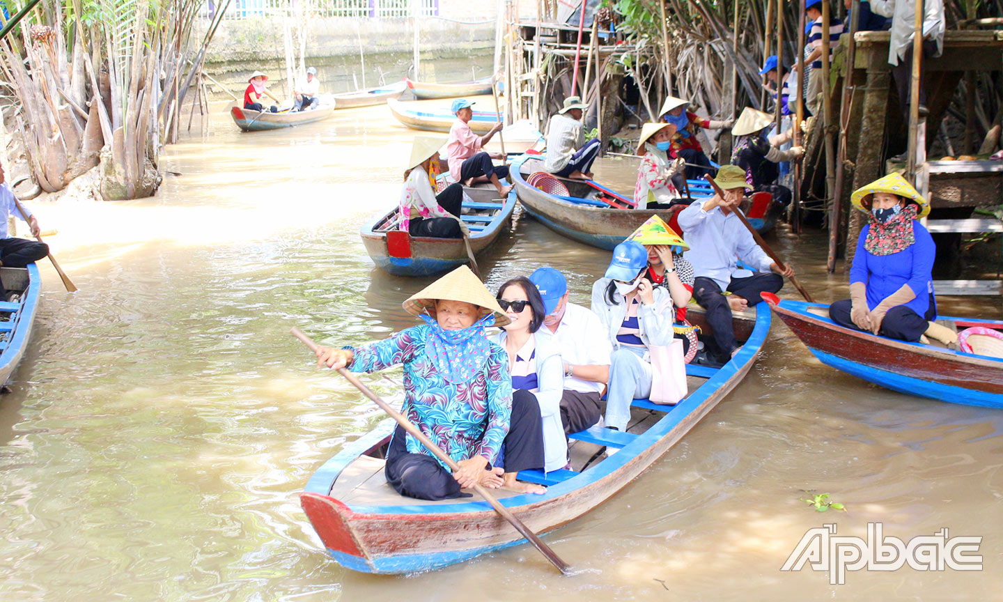 Du khách trong và ngoài nước đến tham quan, trải nghiệm du lịch tại cù lao Thới Sơn.     Ảnh: LÊ MINH