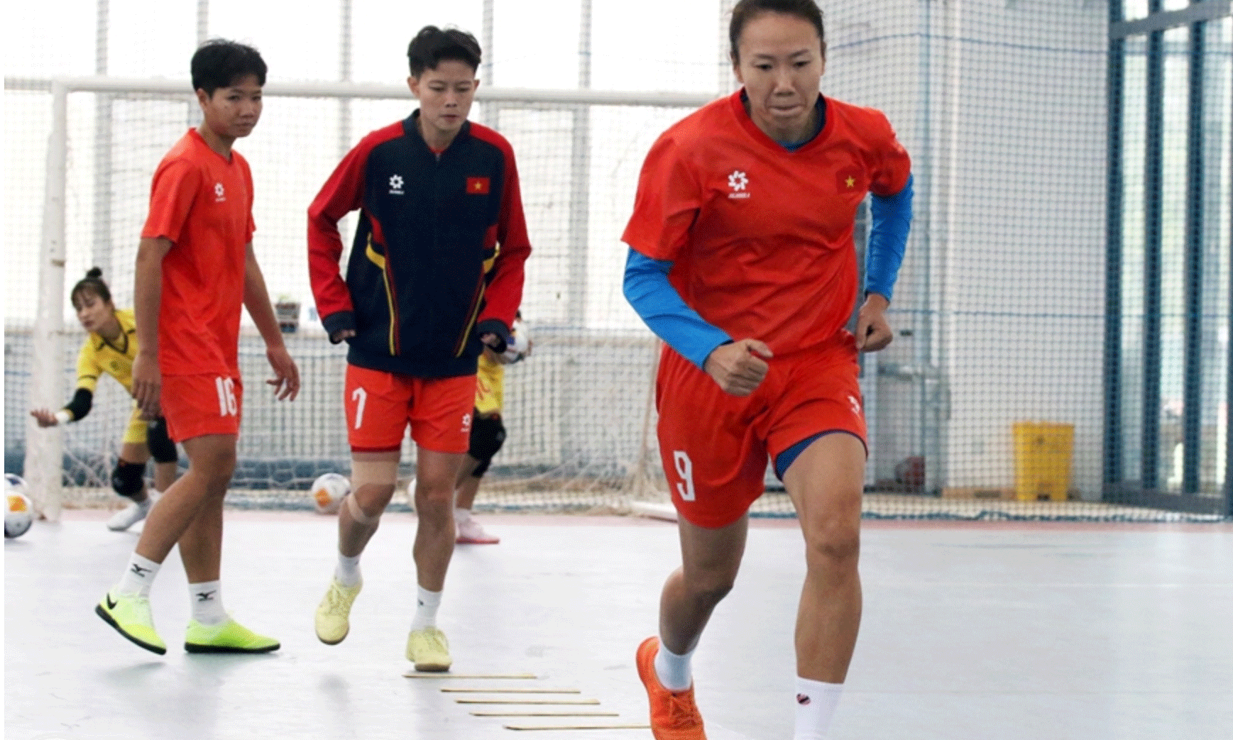  Các tuyển thủ futsal nữ Việt Nam thể hiện quyết tâm trong buổi tập đầu tiên ở Nội Mông, Trung Quốc. Ảnh: VFF