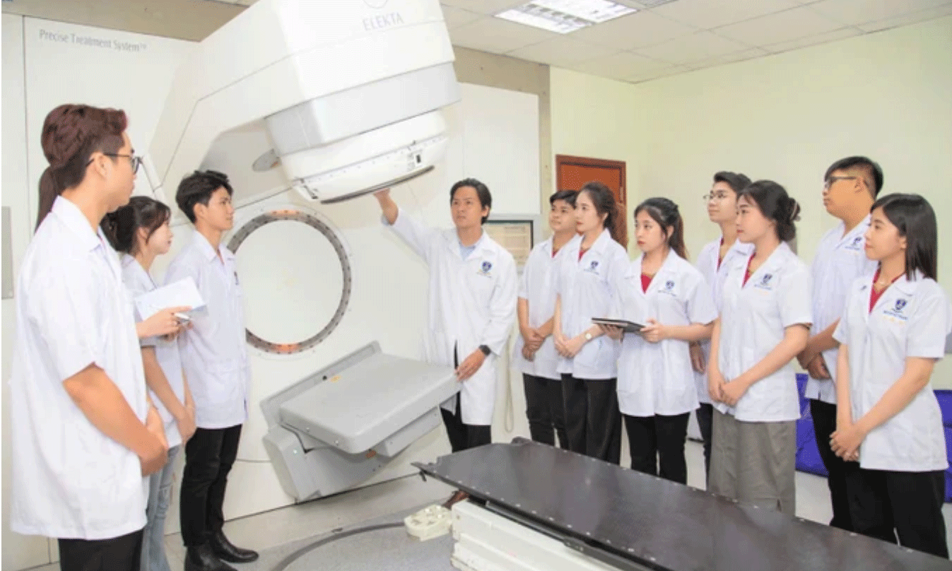 Sinh viên ngành Vật lý y khoa (Trường Đại học Nguyễn Tất Thành) trong giờ thực hành vận hành và sử dụng thiết bị y khoa.