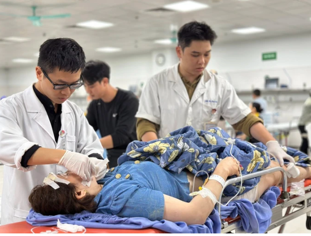 Bác sĩ Bệnh viện Việt Đức thực hiện ca cấp cứu bệnh nhân tai nạn giao thông.