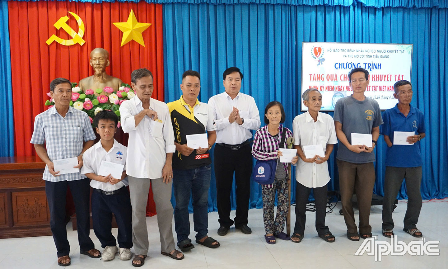  Hội Bảo trợ tỉnh tặng quà cho NKT tại huyện Cai Lậy.