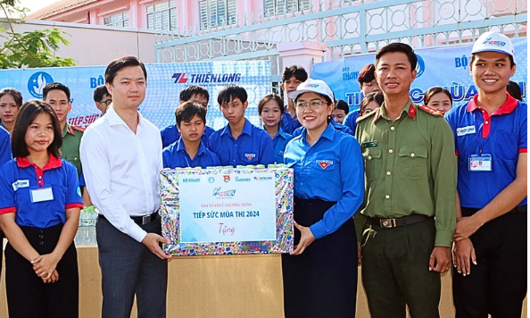 Bí thư Trung ương Đoàn, Chủ tịch Hội Sinh viên Việt Nam Nguyễn Minh Triết đến thăm, trao quà tặng các đội hình 