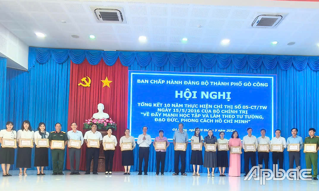 Đồng chí Nguyễn Kiên Cường tặng Giấy khen cho các tập thể, cá nhân có thành tích xuất sắc.