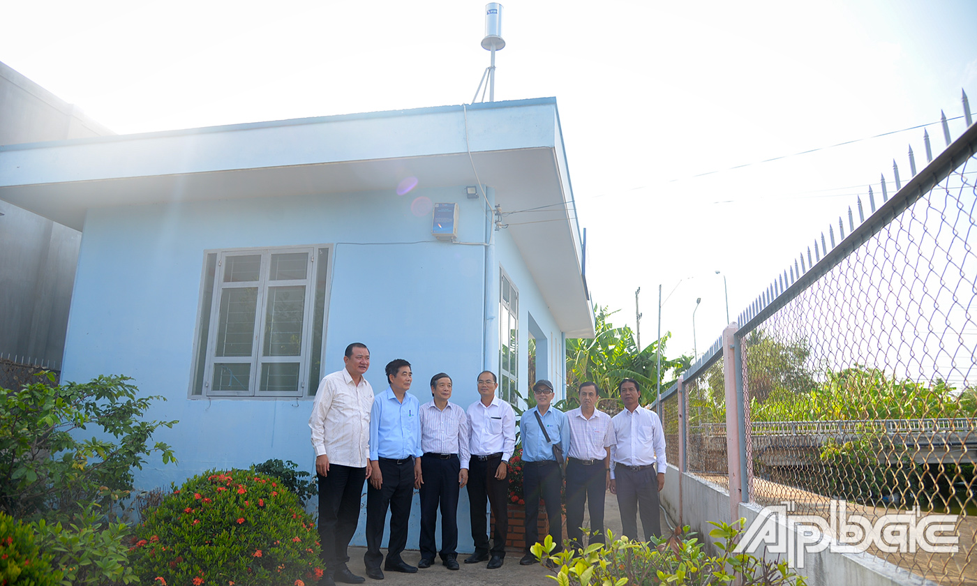 Đoàn đến thăm trạm đo mưa Cống Tân Thuận Bình (huyện Chợ Gạo).