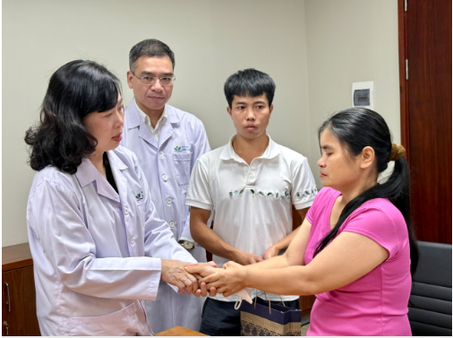 Bộ trưởng Bộ Y tế Đào Hồng Lan cho biết đã chỉ đạo Bệnh viện Nhi Trung ương nỗ lực điều trị, chăm sóc tốt nhất cho cháu và động viên gia đình bệnh nhi yên tâm, tin tưởng vào các bác sĩ.