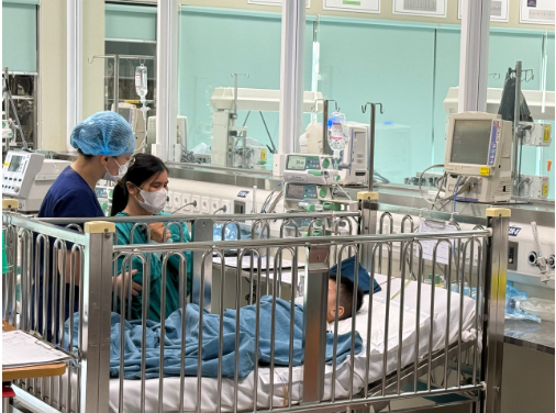 Mẹ bệnh nhi vào giường bệnh thăm con trai.