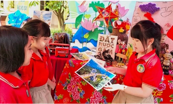 Học sinh Trường tiểu học chất lượng cao Tràng An (quận Hoàn Kiếm, Hà Nội) khám phá văn hóa các nước tại Ngày hội Ngôn ngữ được tổ chức tại trường.